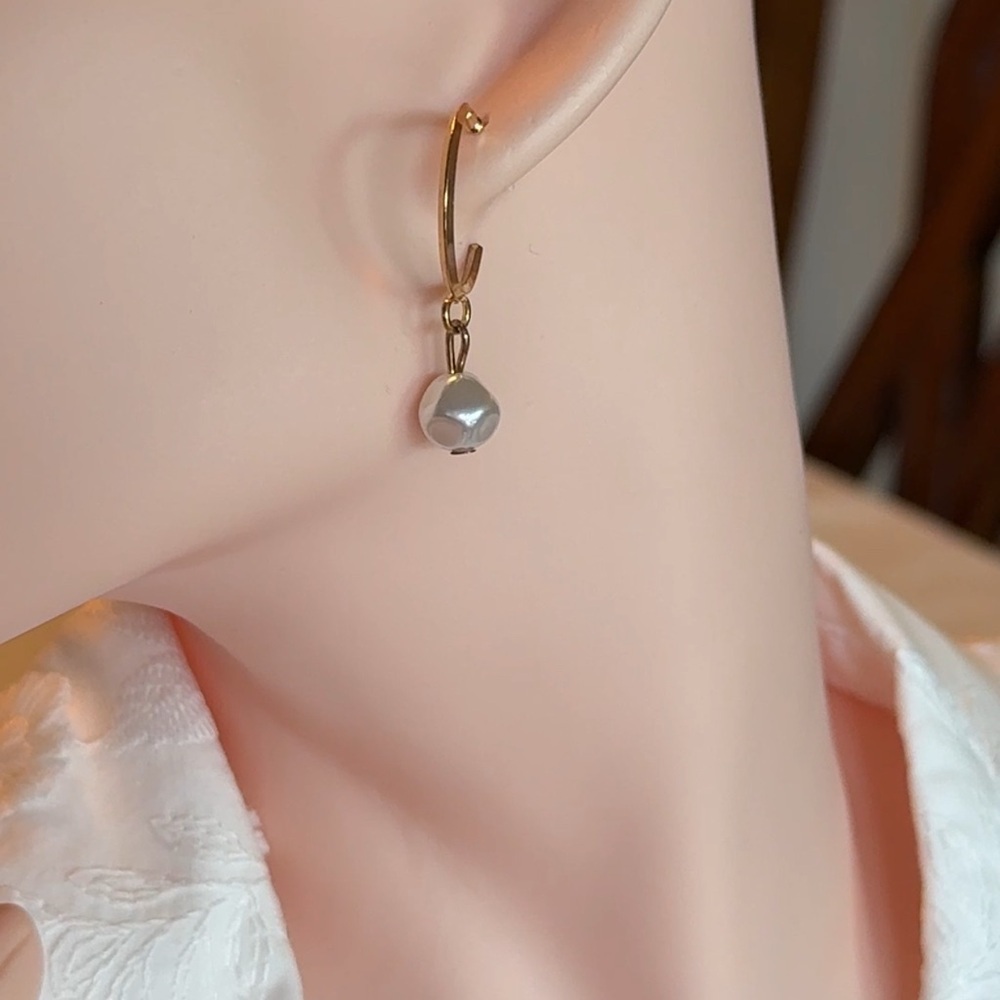 Elegant Gold Tone Earrings with Pearl - Picture 3 of 4